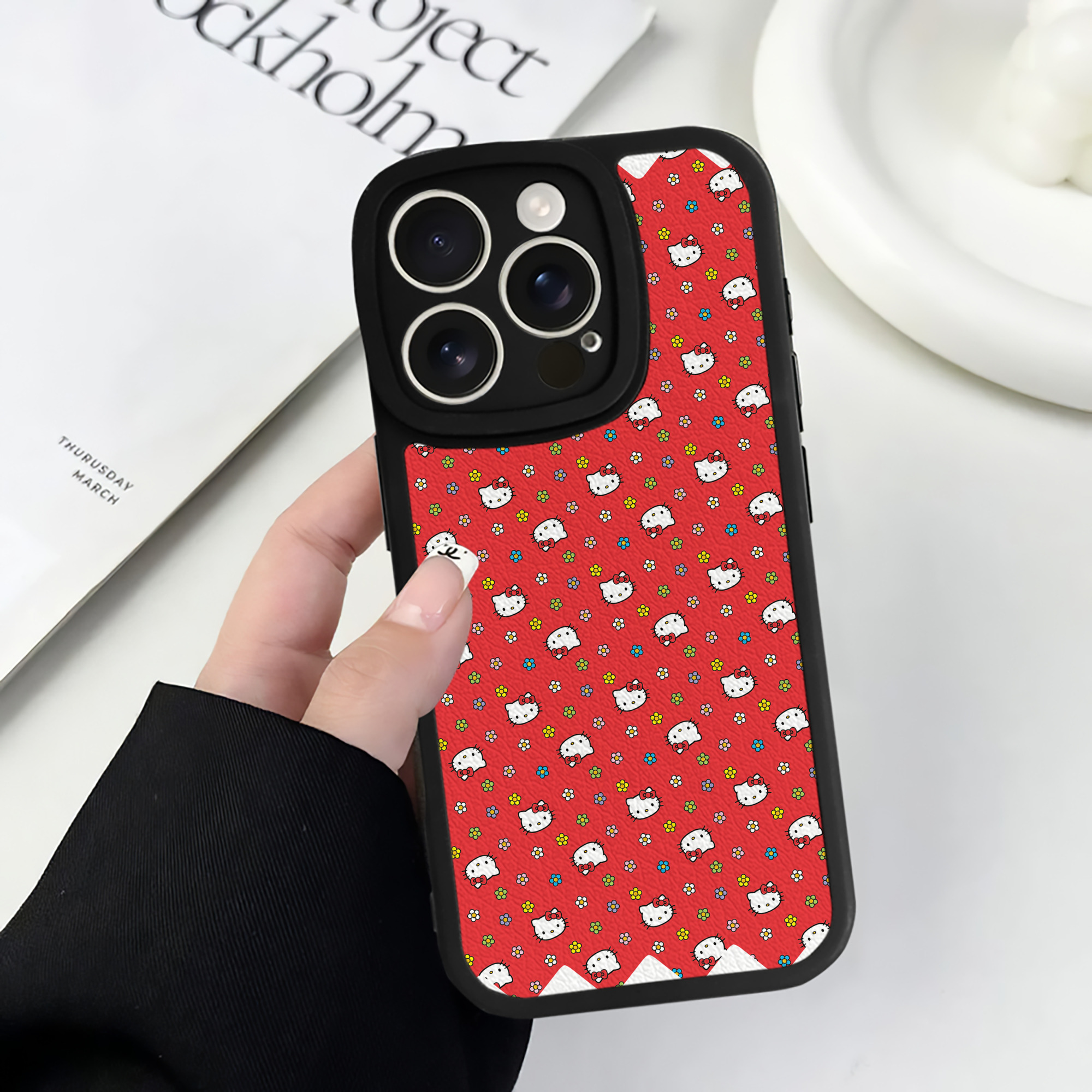 （画像用） Hello Kitty ハローキティ 【iPhone 16シリーズ対応】シリコンスマホケース（レザー調） 材質：シリコン